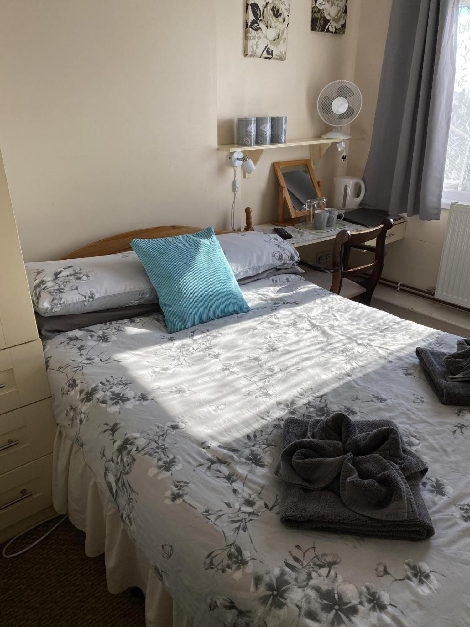 Parasol Weston Guest House Chambre photo